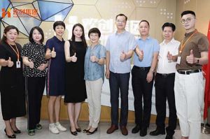 热烈欢迎番禺区人大常委会一行领导莅临开云足球,开云足球(中国)
集团参观指导